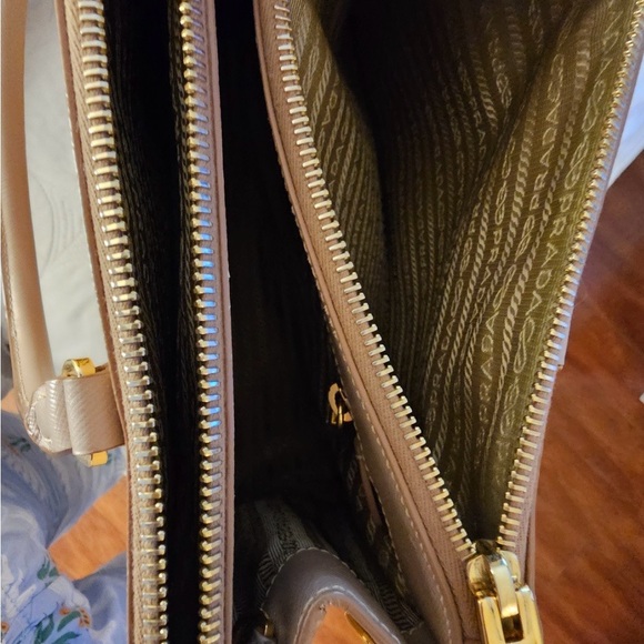 Prada Cammeo Saffiano Lux leather Bag medium authentic slightly used with strap - Picture 11 of 16